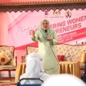 DATO' SERI DR. NORAINI AHMAD MENYEMPURNAKAN MAJLIS PELANCARAN PROGRAM EMPOWERING WOMEN ENTREPRENEURS