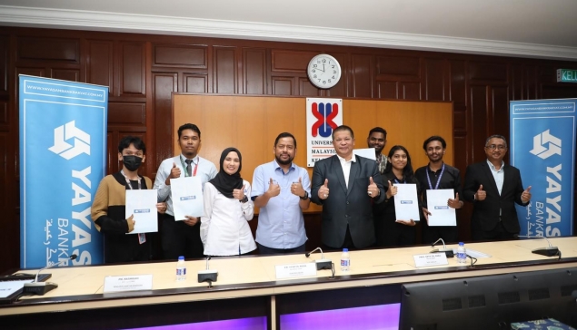 100 UMK STUDENTS RECEIVE EARLY-STUDY CONTRIBUTIONS FROM THE BANK RAKYAT FOUNDATION