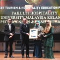 UMK TERIMA ANUGERAH BEST TOURISM & HOSPITALITY EDUCATION PROGRAM DI WITA 2023