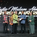 DR SHAH HIRUL IKHWAN TERIMA ANUGERAH ALUMNI MUDA HARAPAN 2024