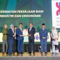 CMEOSH UMK TERIMA ANUGERAH KECEMERLANGAN KESELAMATAN DAN KESIHATAN PEKERJAAN (COE KKP) 2024 OLEH KEMENTERIAN SUMBER MANUSIA