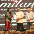 KETUA PIMPINAN PUSAT MUHAMMADIYAH INDONESIA PROF DR. H. HAEDAR TERIMA ANUGERAH KHAS TOKOH PENDIDIKAN DAN KEUSAHAWANAN