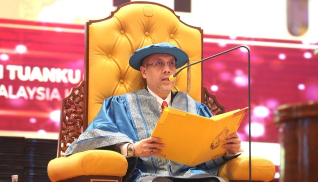 PROGRAM PENGAJIAN UMK WAJAR BERORIENTASIKAN PEMBELAJARAN ABAD KE 21 - TITAH TUANKU PRO CANSELOR UMK
