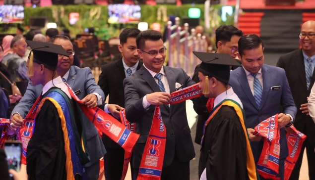 UMK CIPTA KELAINAN PEMAKAIAN CENDERAMATA MAFLA KEPADA GRADUAN